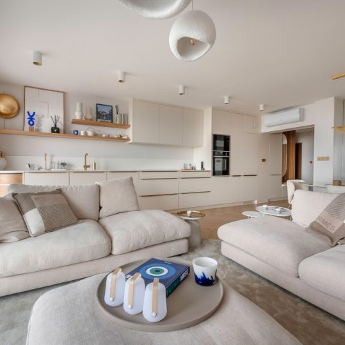 62CB1BD2-334C-4334-B2C5-BB9E173625F8_1_105_c